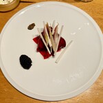 Restaurant Sola - 鰹のタタキ、焼き茄子、赤シソゼリー、茗荷、長芋、キャビア