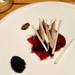 Restaurant Sola - 鰹のタタキ、焼き茄子、赤シソゼリー、茗荷、長芋、キャビア