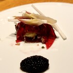 Restaurant Sola - 鰹のタタキ、焼き茄子、赤シソゼリー、茗荷、長芋、キャビア