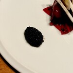 Restaurant Sola - 鰹のタタキ、焼き茄子、赤シソゼリー、茗荷、長芋、キャビア