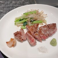 鉄板焼きすき焼きしゃぶしゃぶ いちふじ - ミディアムレアの焼き上がり