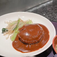 鉄板焼きすき焼きしゃぶしゃぶ いちふじ - ハンバーグはデミグラスソース