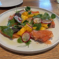 AWkitchen figlia 渋谷スクランブルスクエア - スモークサーモントラウトのカルパッチョ　～季節のフルーツとシチリア産オリーブオイルで～