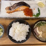 定越食堂 - 厚切り銀鮭塩焼きといくらの親子定食