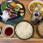 定越食堂 - かつおの藁焼きとピリ辛牛すじ煮込み定食。牛すじ煮込みも、とん汁も、両者味が濃いというより旨みで溢れている。