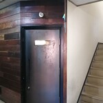 REY-II - 2階を上がり入口の扉…隠れ家的なBARの雰囲気♪