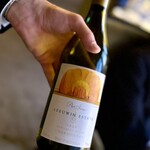 Ledoyen - ルーイン・エステートのシャルドネ。
      オーストラリアとは思えないエレガンス。
      こちらもミネラルが充実しているので、ほのかな塩味がスズキやムール貝を支えます。