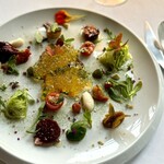 Ledoyen - 「緑の草原」と題されたお皿。蝶々までいます♪
                                「よいお散歩を」との言葉を添えてサーヴされ、そのセンスに惚れ惚れ♡
                                ヴァン・ジョーヌが効いたジュレが引き締めてくれます。