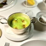 Ledoyen - 鳩の付け合わせのじゃがいも。
      バターの風味で鉄板のうまさ(^^)