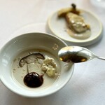 Ledoyen - フレッシュのセップは、コクのあるセップソースで。
                                奥のソテーしたものはマヨネーズっぽいソースで。
                                気分が盛り上がります。