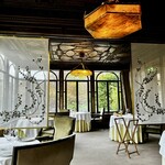 Ledoyen - 第二帝政様式のクラシカルなインテリア。
      こちらに勝る佇まいでの食事は記憶にないぐらい、本当に素敵です。