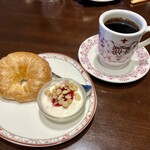 ビリオン珈琲 - ブレンドとクロワッサンとヨーグルト