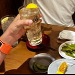 純けい焼鳥 ニドサンド - ハイボールはたっぷり入ってレモン入り