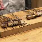 みつき - 皿に盛る直前を目の前で演出。ちょっと妄想。この塊を少し切って、料理にする前の段階のものを味見させて欲しい。お行儀悪だし料理人に失礼は重々承知ですが、客が興奮すること間違いなし。