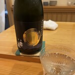 みつき - すぐに杯を空けてしまったら、次に出てきたのがこれ。芳醇辛口で、次のお吸い物との相性を考えてのchoiceだろう、すっぽんのwildさが昇華する