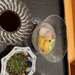 みつき - お造り。真鯛と北海道のムラサキウニ。隠岐島でもノドグロをポン酢で食べて、白身魚はポン酢の方が良いと気づいた。お塩でも頂きました。ウニはワサビと塩、ですね。どちらも◎◎◎