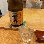 みつき - 料理はもちろんおまかせ。そしてお酒もおまかせにしました。最初のお酒。aperitifとしてはやや重いかなと思った。が、突き出しなしだとこれで良いのだとハッと気づきました。