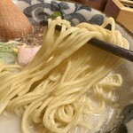 らーめん砦 - エッジの立った平打ち麺