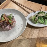 居酒屋 ホドケバ - 左:牛肉のタルタル　右:ブロッコリーの香草焼き