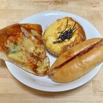 いしうちベーカリー - 料理写真:8月のピザ、ホットドッグ、明太チーズパン