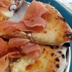 真鶴ピザ食堂 KENNY - 生ハムと卵とマッシュルーム（アップ）（2024.8）