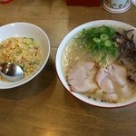 半チャーハンセット（850円）ラーメンはバリカタです。（2014．4）