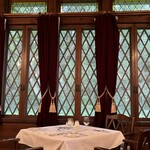 上高地帝国ホテル - 外の緑と、窓の格子、濃い赤にカーテンに金色にタッセル、そしてみごとな、テーブルセッティング