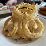 TGIフライデーズ - フライデーズ オニオンリング590円、衣の粉が粗くてあまり食べたことのない食感、サクサクに揚がっててビールと合う。