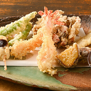 Enjoy a drink with freshly fried tempura. 
      Indulge in a luxurious moment with seasonal tempura and Japanese sake.