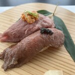 モリタ屋 東京丸の内店 - 和牛トロ肉の炙り寿司〜キャビア添え〜
                                和牛冷しゃぶ肉のお寿司〜ウニ添え〜