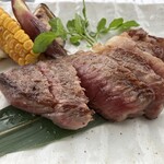 モリタ屋 東京丸の内店 - 黒毛和牛サーロインステーキ　レア
                                焼き野菜（淡路島玉葱、賀茂茄子、茗荷、トウモロコシ）