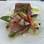 モリタ屋 - トマトと和牛ローストビーフのサラダ