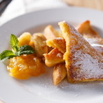 カフェクアラ - 奥多摩名産の柚子の香り爽やかなデザートフレンチトースト。奥多摩産柚子ジャム＆バナナソテー添え。