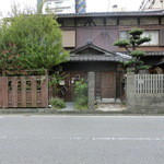 ロジカフェ - パッっと見ではカフェとは思えない外観。向かって左側の木が茂ってるのがロジカフェさんです。