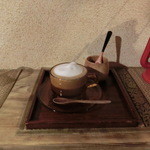 ロジカフェ - ミルクコーヒー500円やったかな？これも、壁しか見えないカウンター席で頂きます～(T_T)