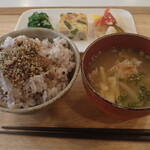 トーコーキッチン - 野菜のキッシュ 副菜二品、豚汁、ご飯