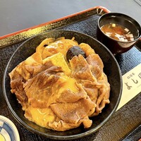 松阪牛 よし田 - 黒毛和牛すき焼き丼 
                生卵、小鉢、お新香、味噌汁付き