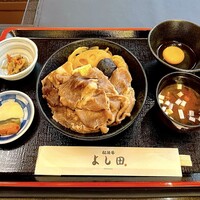 松阪牛 よし田 - 黒毛和牛すき焼き丼 
                  生卵、小鉢、お新香、味噌汁付き