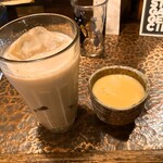 タイニーカフェ - アイスチャイ、プリン