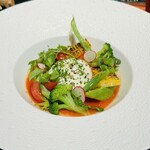 ラトリエ ドゥ ジョエル・ロブション - ブラータチーズと夏野菜のサラダ爽やかなトマトクーリで。