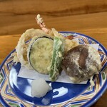 江戸前 一品料理 すし柳 - すし柳定食の天ぷらです。熱々カリッと美味し(*•̀ᴗ•́*)و ̑̑