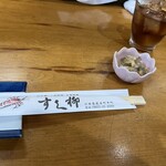 江戸前 一品料理 すし柳 - お箸と付け合せです。冷たくよく冷えた状態で暑い外からやって来た私はさらに冷たいおしぼりで生き返るσ(♡∞♡) こういう気の利いた温かいサービスが嬉しいですね。