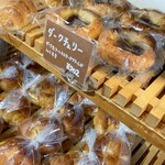 小さなパン小屋 一休 - ダークチェリーと迷いましたが