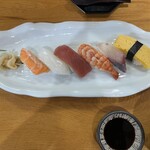 江戸前 一品料理 すし柳 - すし柳定食(2,800円)のにぎり6貫です。綺麗な手作業です。