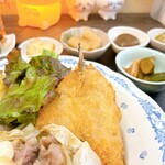 KanaTan - サクッと揚がったアジフライの下は
手作りポテトサラダがありました