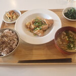 トーコーキッチン - タイ風チキンソテー 副菜二品、豚汁、ご飯