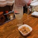 串かつ屋台 ふくろう - お通しとハイボール