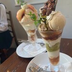 フレベールラデュ - 【左】桃パフェ(1880えん)【税込価格】
      【右】イタリア焼き栗マロンパフェ(1700えん)