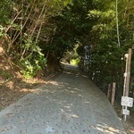 フレベールラデュ - ❀アプローチ✨.ﾟ･*..☆.｡.:*✨.☆.｡.:.+*
      ヒ－ルのあるミュ－ルを履いてきたので
      頑張って歩きました٩(๑❛ᴗ❛๑)۶✨.ﾟ･*..☆.｡