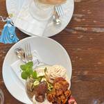 フレベールラデュ - 【上】桃パフェ(1880えん)【税込価格】
      【下】イタリア焼き栗マロンパフェ(1700えん)